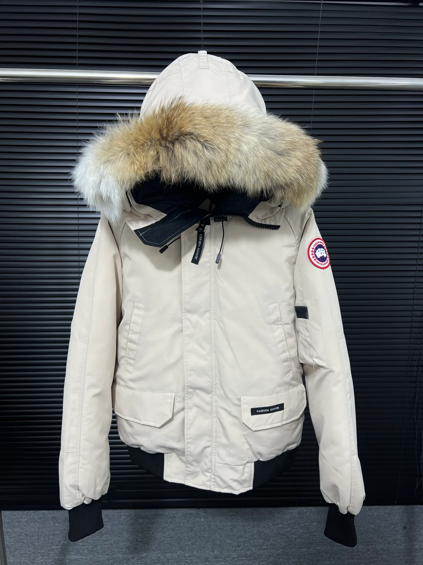 P720 🆕Top version! Comes with a tote bag! Chip version💰𝑪𝒂𝒏𝒂𝒅𝒂 𝑮𝒐𝒐𝒔𝒆/Canada Goose Chilliwack Goose 01 bomber jacket down! The top original replica version refers to the highest version in China currently (there is no one) ⚠️Note: There is no foundry in China! ! ! Saying it is original order, ZP goods, pure original goods, etc. is just a gimmick by some peers. Do not be deceived!  ⚠️Note: The latest version of this year’s authentic product has a strap (the latest version can be bought at the newly opened Galeries Lafayette Canada Goose counter in Beijing) ⚠️Note: (The authentic product does not have blue wash marks this year) Version comparison introduction 1⃣️Top replica: Made of 18-count polyester-cotton blended fabric imported from South Korea (authentic synchronized fabric), national standard 90 white duck down, western Canadian coyote hair 2⃣️Mid-range version: Made of domestically produced 21-count polyester-cotton fabric, 50% standard white duck down, Eastern Canada coyote hair, top original goose analysis Analysis 1 (wolf hair): All customers are guaranteed to receive a fur collar that is grayer than the original color. Each wolf hair is 55cm long and 14cm wide, all made from wild first-grade gray wolf skins in western Canada! Analysis 2 (Trademark): We use dyed embroidery thread to truly achieve 100% reproduction of the trademark, ensuring that the embroidery thread is exactly the same as ZP, with zero color difference and 100% reproduction of the map letters! (We can guarantee that no one in our industry is more attentive and professional than us!) Analysis 3 (fabric): As we all know, the Canada Goose ZP fabric in previous years was a 21-count polyester-cotton washed, calendered and brushed fabric that was relatively hard. Last year and this year, dozens of authentic products purchased were all made of 18-count pure cotton fabrics, and we finally decided to use 18-count polyester cotton! (ZP synchronized fabric) Analysis 4 (Accessories): Domestic exclusive version of Velcro, one to one Y-shaped double hook original Velcro, YKK zipper, exclusive original workmanship of washed threaded down jacket!  Authentic products are not 100% perfect and flawless. Authentic products also have velvet hair loss, and most of the authentic wolf fur is mainly eastern yellow wolf fur. (Because our wolf skins are all auctioned at the same auction house as authentic products) There is an auction list to prove it.  At the same time, I will teach you a trick: buy an authentic product from Tmall, buy a piece of clothing from a merchant you trust at the same time, and come back to compare the details. ⚠️ Remember you get what you pay for! Don't be greedy for small gains, or you will suffer big losses! Color: Black Navy Beige Graphite Gray Royal Blue Size: XS S M L 54 120 84 79 140-160 XL 56 124 86 81 160-180 XXL 58 128 88 83 180-200